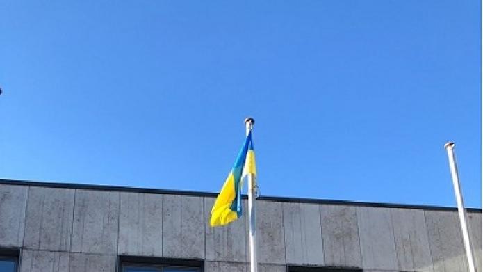 Oekraïense vlag bij het cultuurhuis in Doorn 1 maart 2022