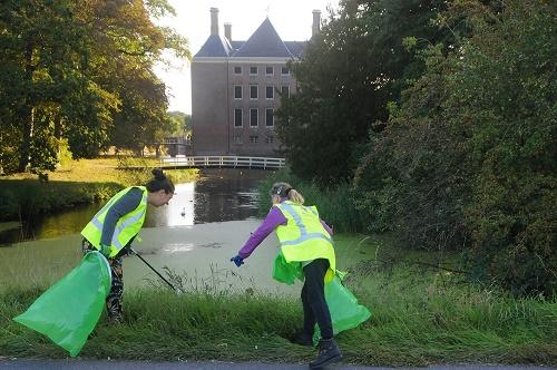 Zwerfafval prikken bij Kasteel Amerongen